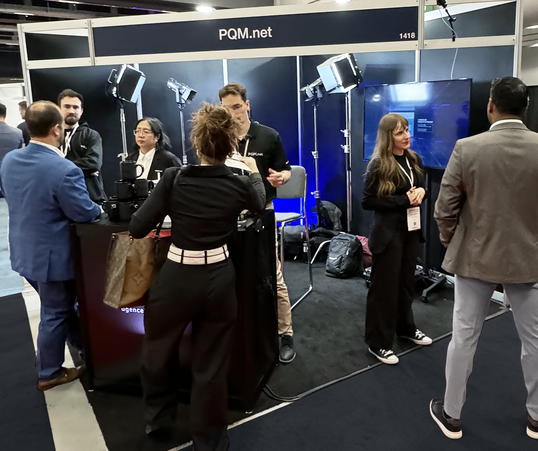 Kiosque de PQM.net au Salon Connexion de la transformation numérique au Palais des congrès - plusieurs personnes sur les lieux
