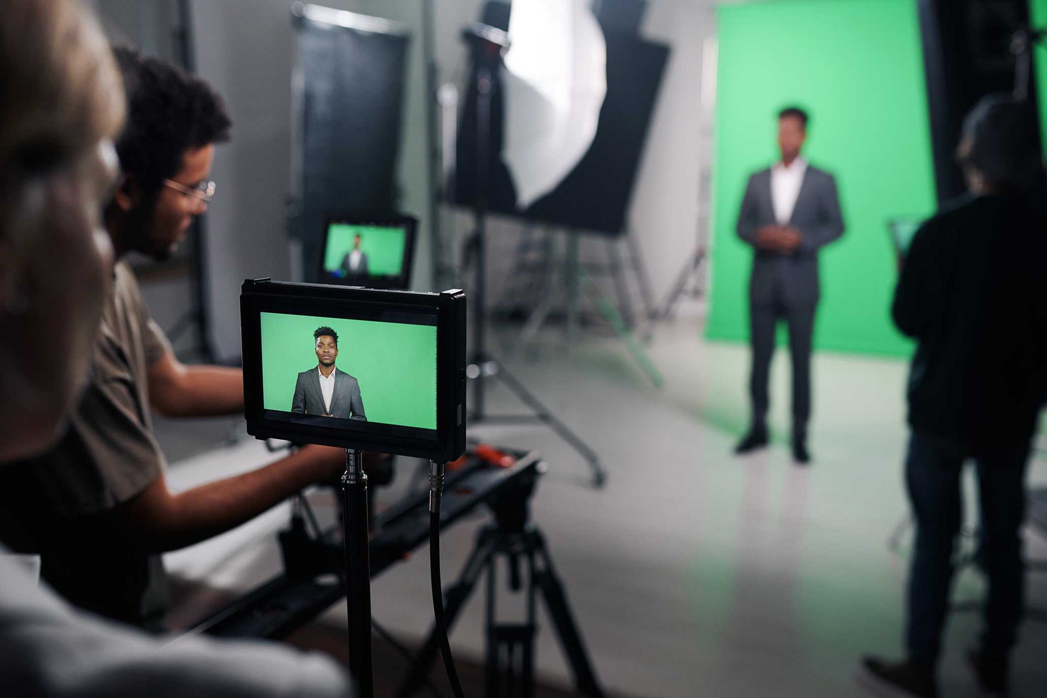 idées d'événements virtuels pour entreprises. Plateau de tournage avec écran vert, des outils et un présentateur