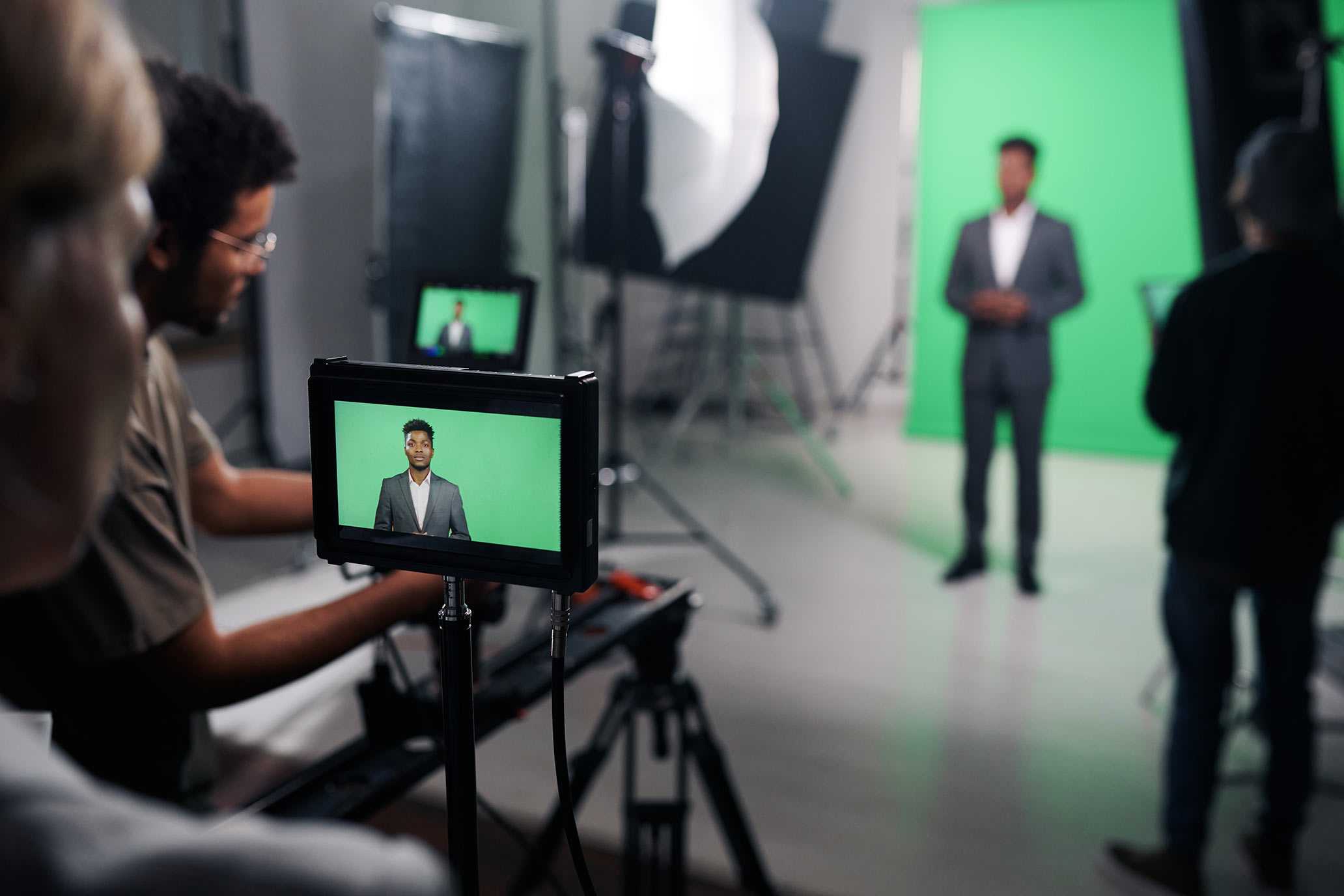 studio professionnel pour des conférences virtuelles. Écran vert avec des personnes