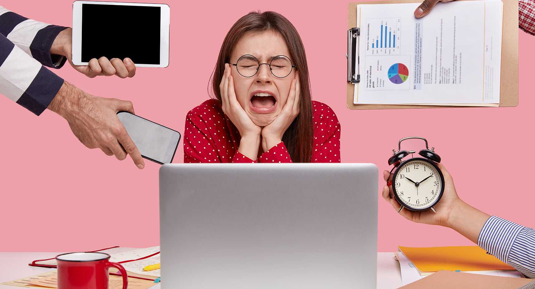Femme avec un défi technologique face à l'organisation d'un événement corpo virtuel. Arrière-plan rose
