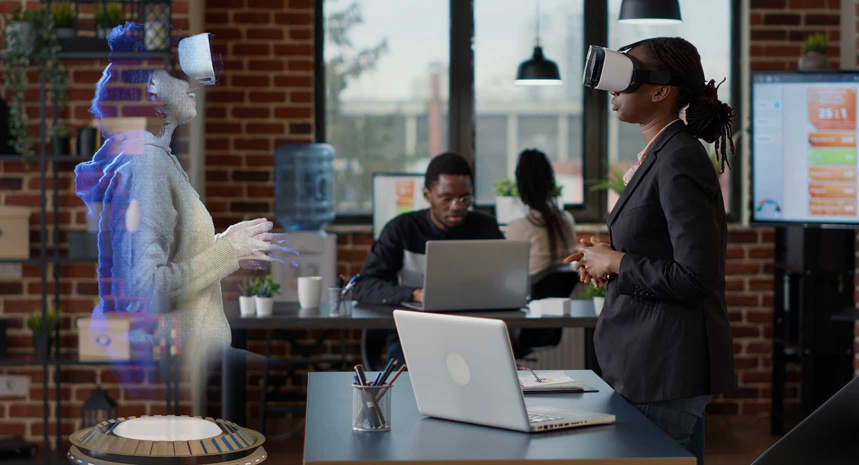 Environnement business, femme de race noire qui regarde une conférence en réalité virtuelle