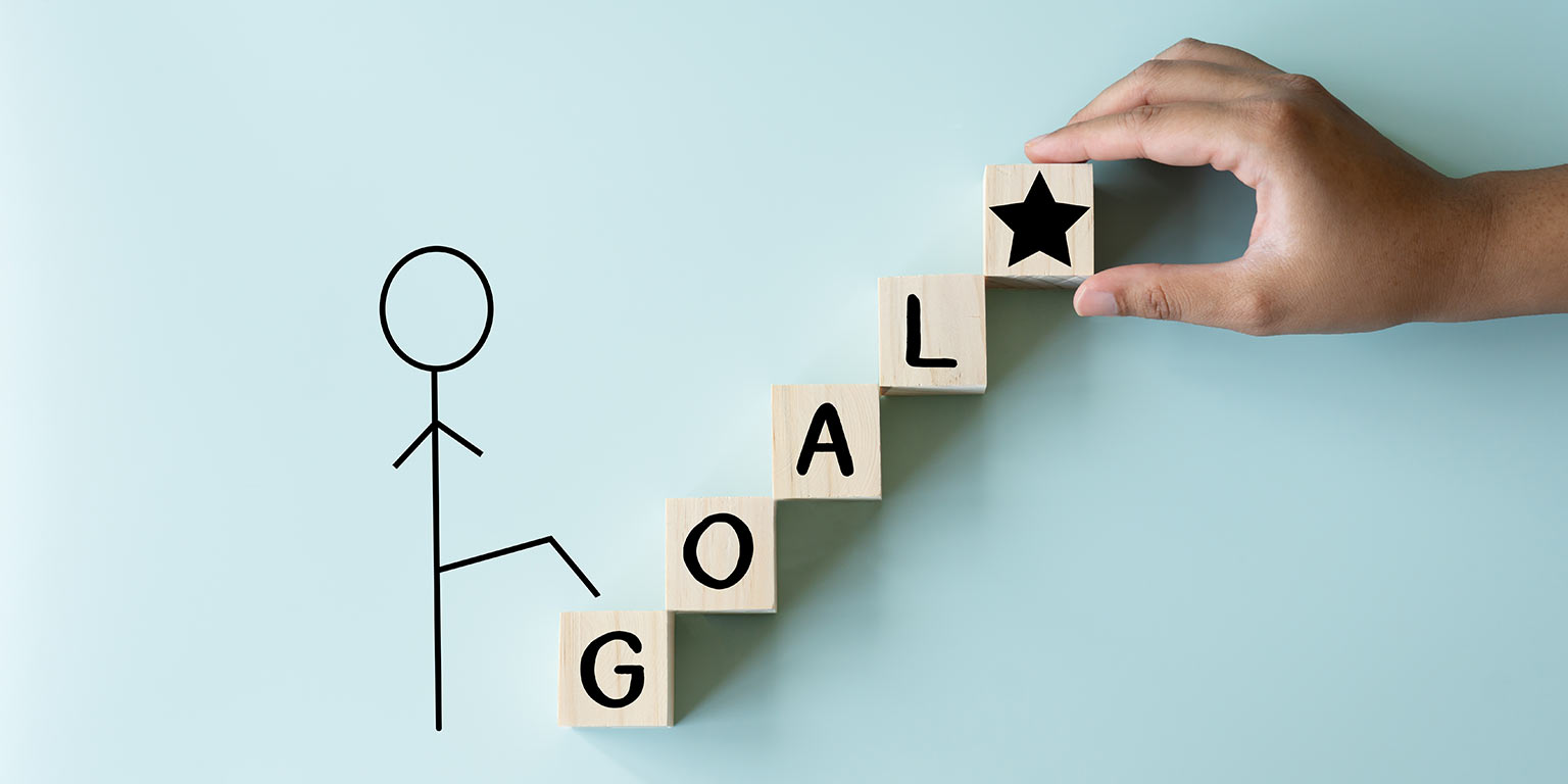 bonhomme alumette qui monte des marches avec les lettres GOAL (but) pour les objectifs d'un webinaire