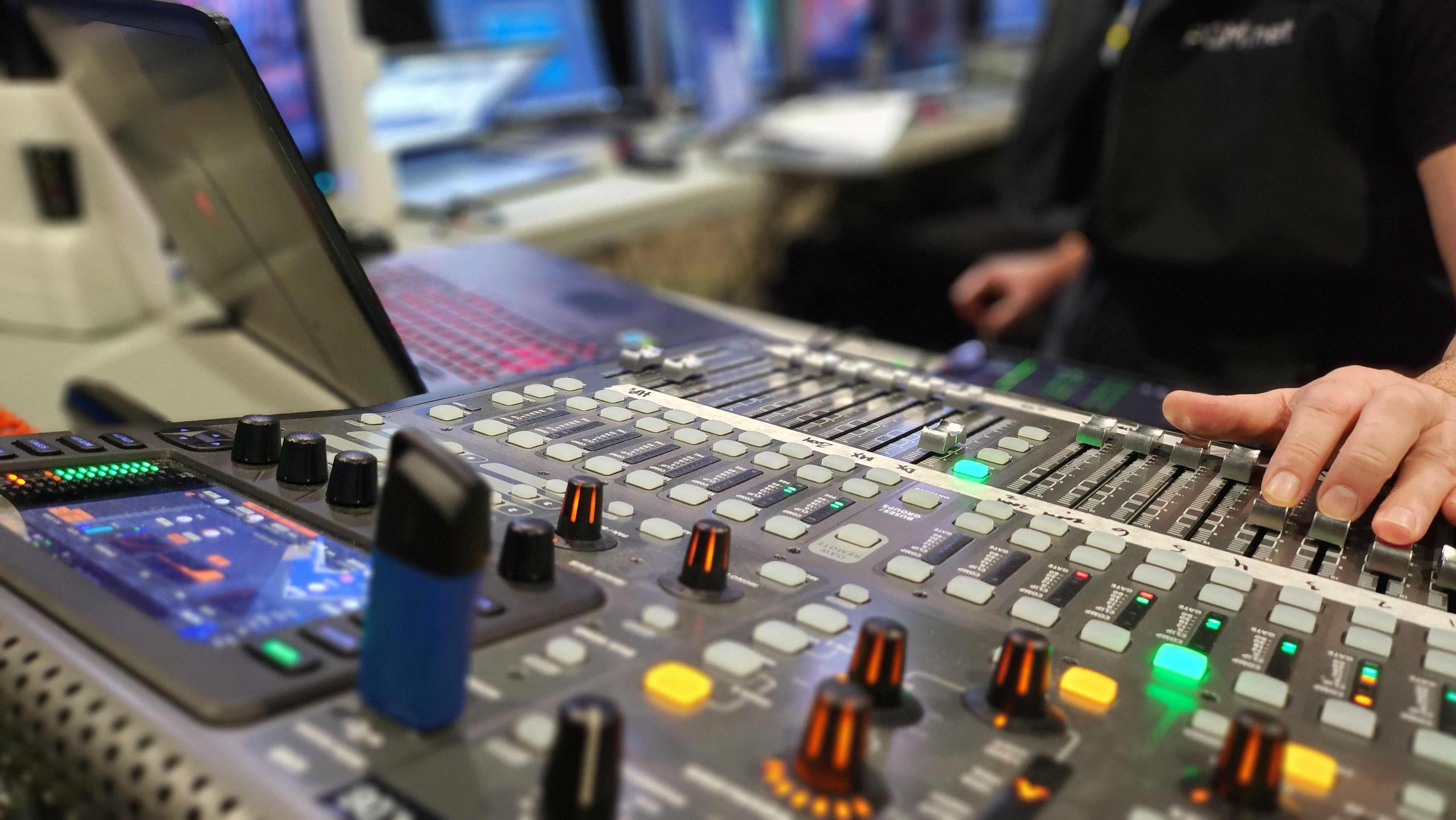 Console de mixage de PQM.net - plein de boutons, leviers et une clé USB bleu.