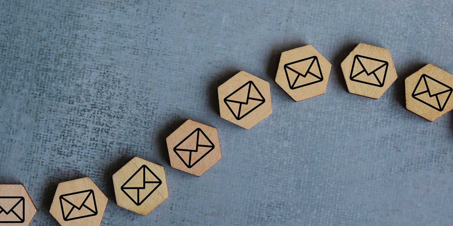 image de petits blocs de bois avec une enveloppe étampé dessus