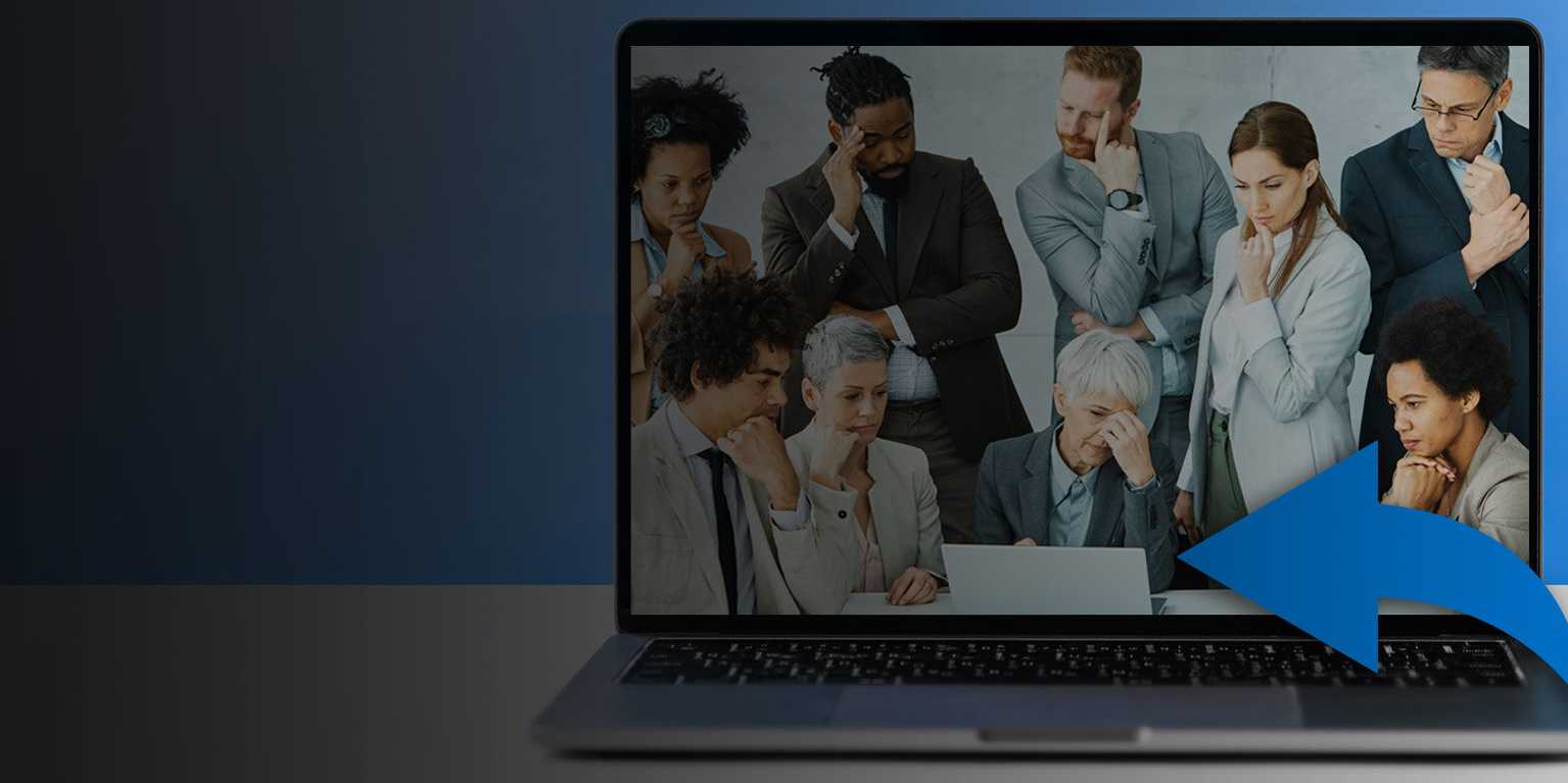 personnels qui regardent un écran de laptop se posant la question : Webinaire ou webdiffusion.