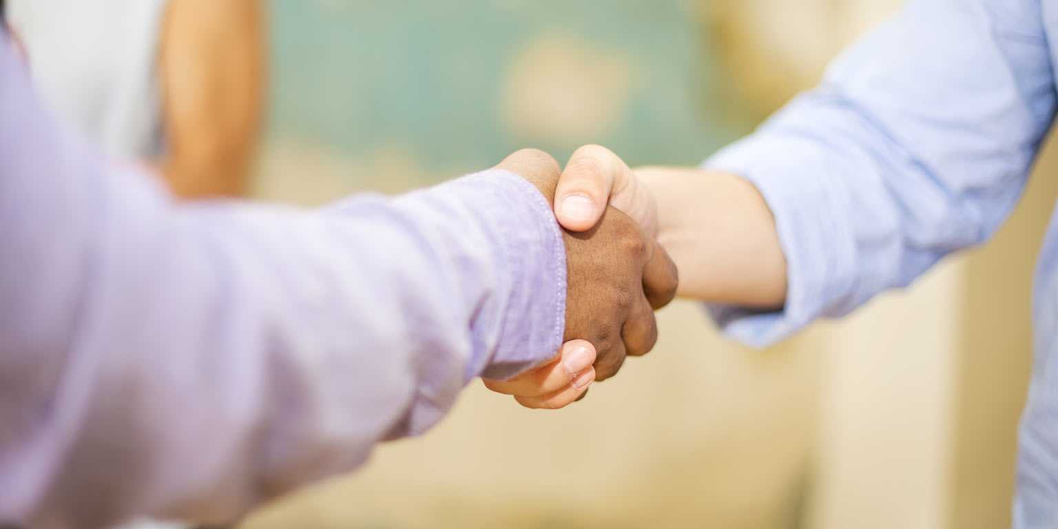 deux personnes qui se sert la main