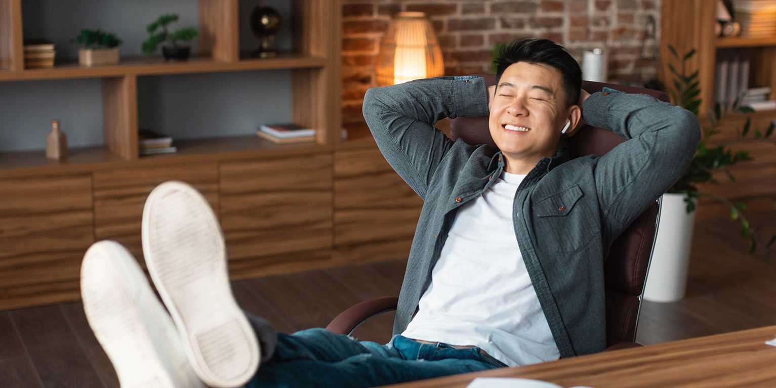 homme asiatique qui est en train d'écouter la musique calmement - représentation qu'il a bien gérer les incidents techniques pour des webinaires