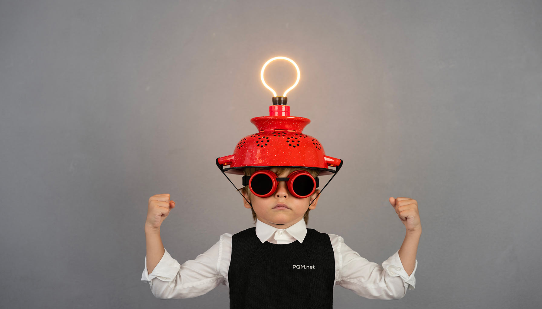 jeune qui est fiere avec le logo de PQM.net