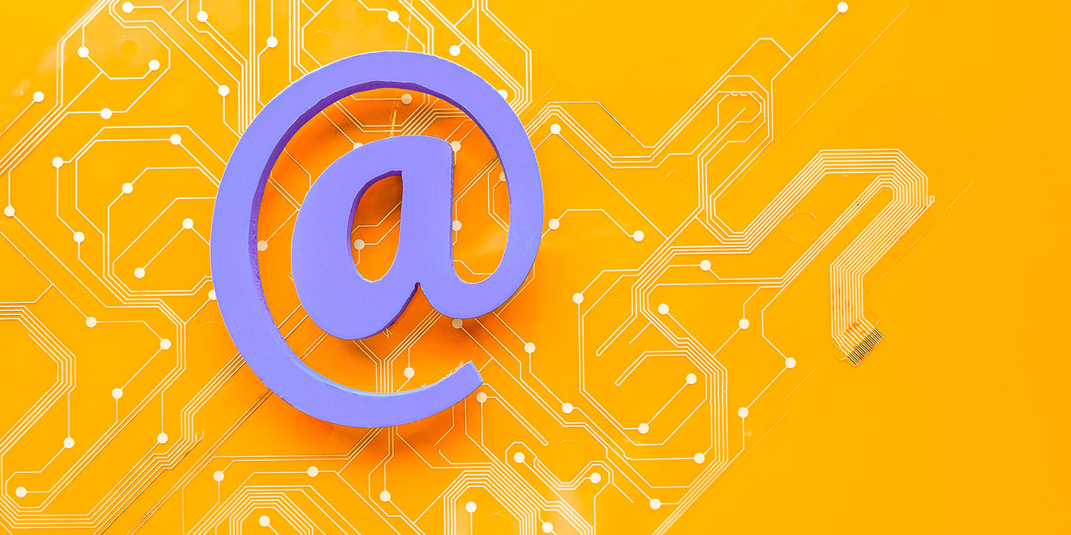 un a commercial sur un fond jaune