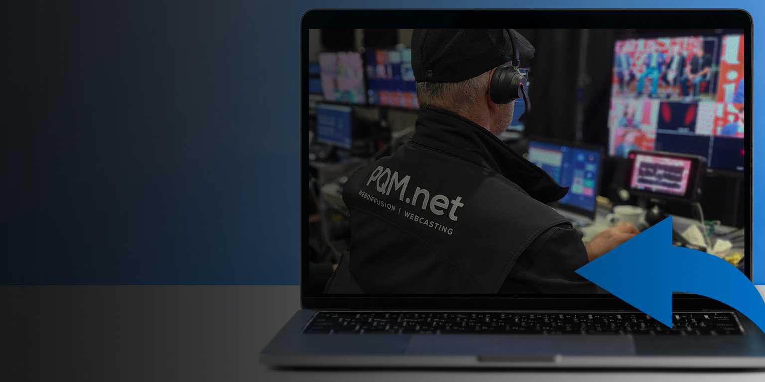représentation organisateur événementiel en webdiffusion - homme de dos regardant un moniteur pour un événement