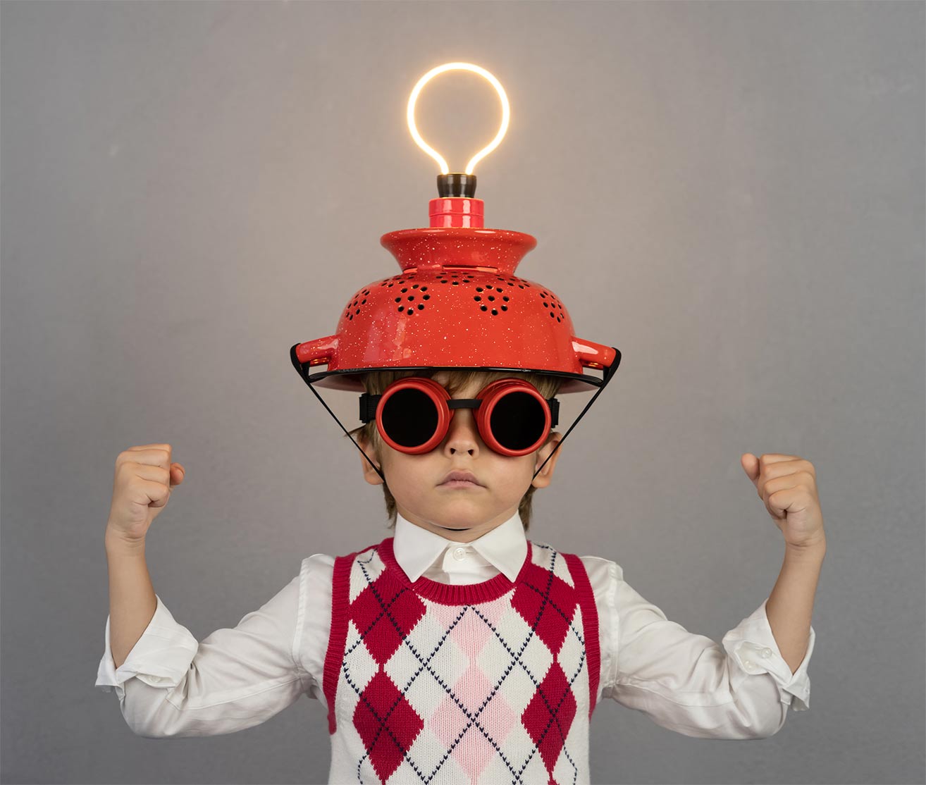 enfant avec un chapeau et une lumière sur le dessus montrant une solution