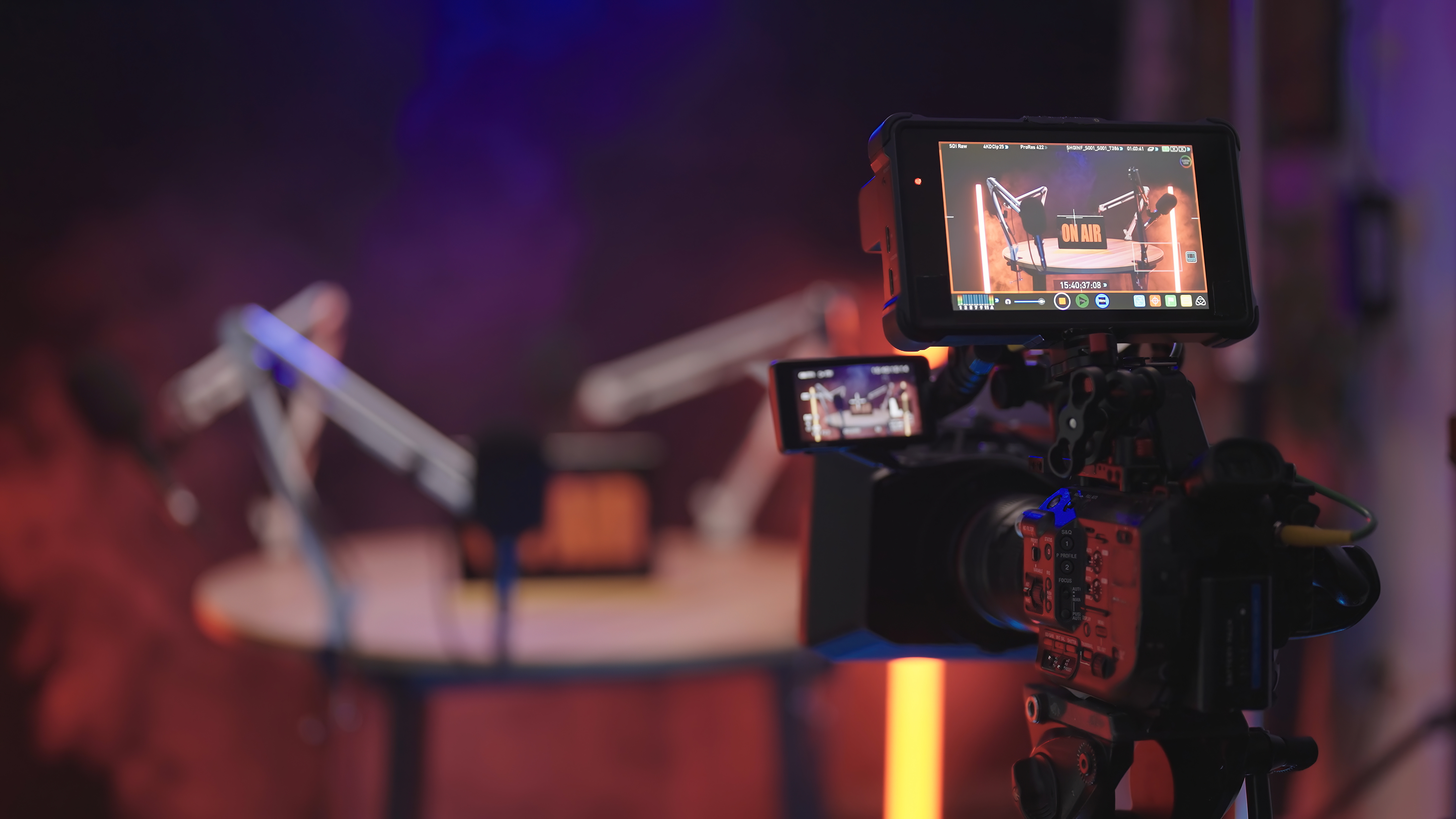 Equipement professionnel représentant une webdiffusion. Caméra en avant plan