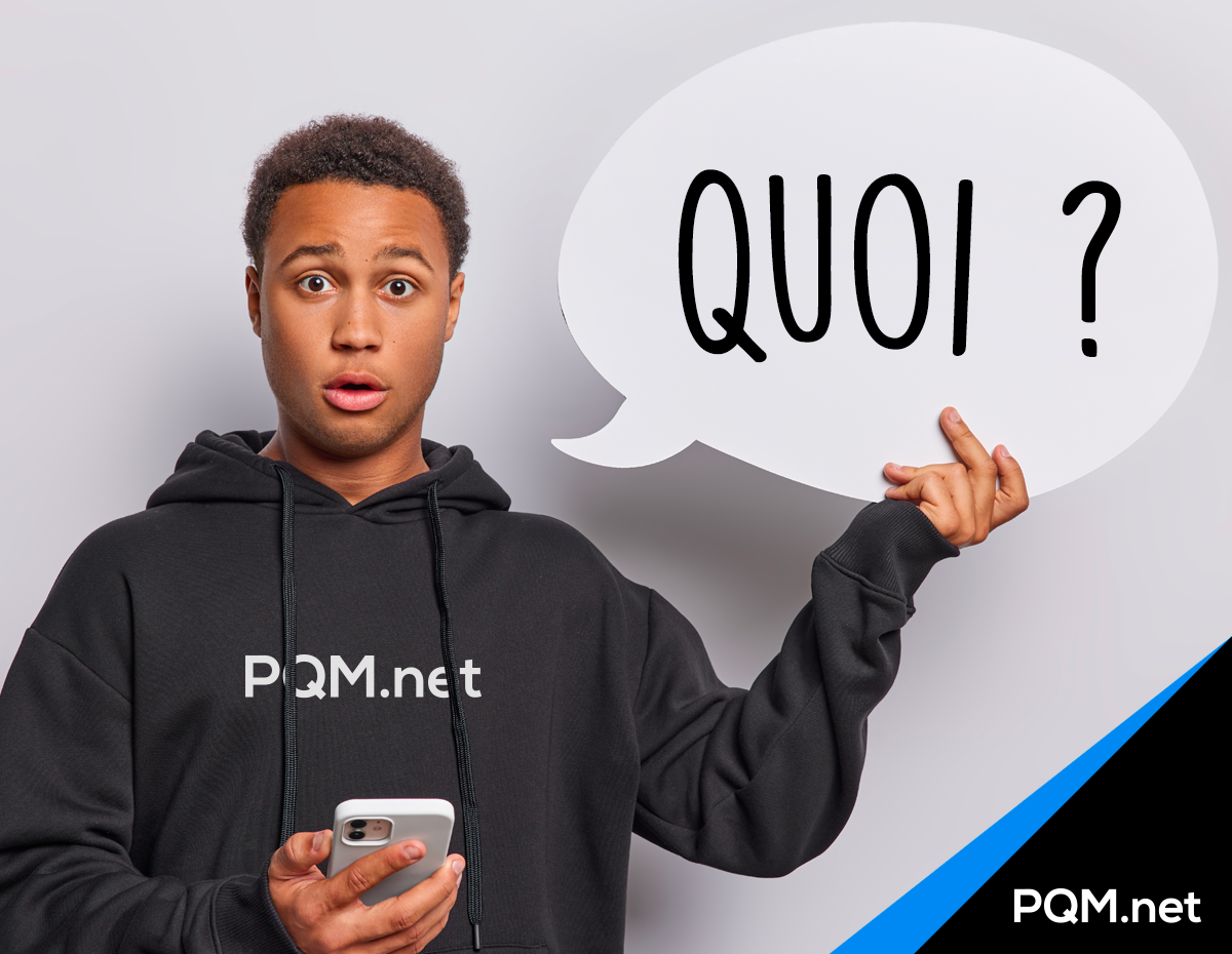 homme de race noir qui tient un cellulaire et une bulle de conversation qui est écrit QUOI. Hoodie de PQM.net noir. 